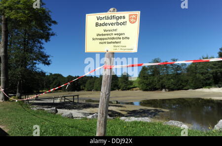 Irsee, Deutschland. 03rd September 2013. Ein Zeichen, das Verbot von Baden steht am Teich in Irsee, Deutschland, 3. September 2013. Nachdem der Teich Wasser geleert wurde, will die Gemeinschaft nun den Teich mit einem Stahlharke suchen um gemeinsame Schnappschildkröte (Chelydra Serpentina) "Lotti". Foto: TOBIAS HASE/Dpa/Alamy Live News Stockfoto