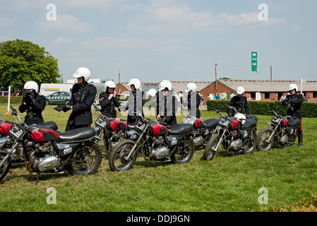 British Army Royal Signale White Helme Motorrad-Display-Team Großartig Yorkshire Show im Sommer Harrogate North Yorkshire England UK United Königreich Stockfoto