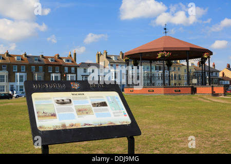 Historische Informationstafel und Marines Memorial Musikpavillon am Meer grün im Walmer, Deal, Kent, England, UK, Großbritannien Stockfoto