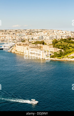 Boot durch den Hafen von Marsamxett, Manoel Island, Malta. Stockfoto