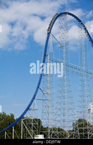 Abgebildet ist die Millennium Forceroller Achterbahn im Freizeitpark Cedar Point in Sandusky, Ohio Stockfoto