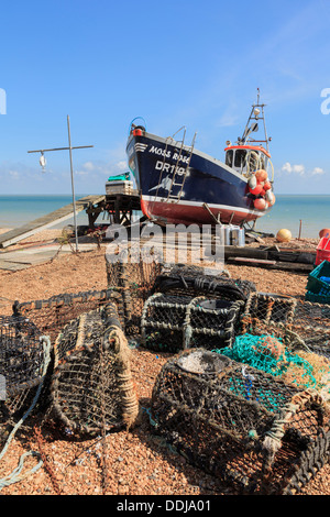 Angelboot/Fischerboot und Hummer Töpfen auf der Südküste Kiesstrand in Deal, Kent, England, UK, Großbritannien Stockfoto