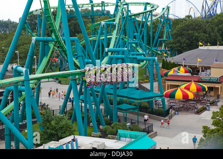 Abgebildet ist der Raptor-Achterbahn im Freizeitpark Cedar Point in Sandusky, Ohio Stockfoto