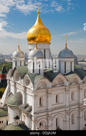 Erzengel-Michael-Kathedrale des Moskauer Kreml. Blick von der Glockenturm Johann des großes. Russland. Stockfoto