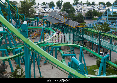 Abgebildet ist der Raptor-Achterbahn im Freizeitpark Cedar Point in Sandusky, Ohio Stockfoto