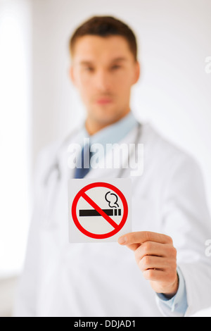männlichen Arzt keine Raucher Schild Stockfoto