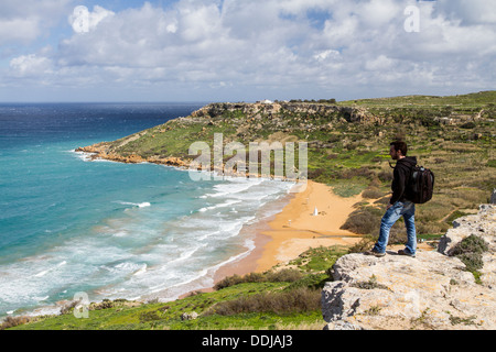 Ramla Bay von Calypso Höhle, Xaghra, Insel Gozo, Malta betrachtet. Stockfoto