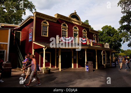 Abgebildet ist der Red Garter Saloon im Freizeitpark Cedar Point in Sandusky, Ohio Stockfoto