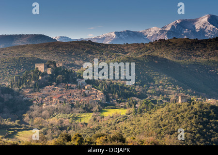 Blick über Dorf Castelnou, Pyrénées-Orientales, Languedoc-Roussillon, Frankreich Stockfoto