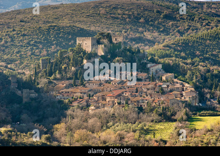 Blick über Dorf Castelnou, Pyrénées-Orientales, Languedoc-Roussillon, Frankreich Stockfoto