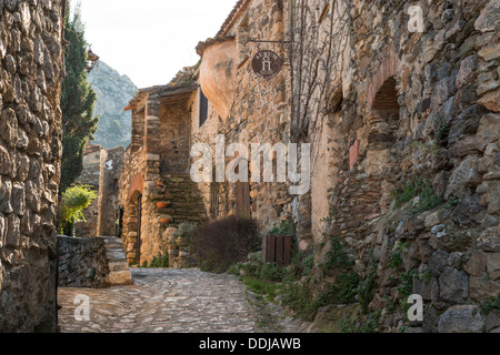 Alte Stein gebaute Häuser in Castelnou, Pyrénées-Orientales, Languedoc-Roussillon, Frankreich Stockfoto