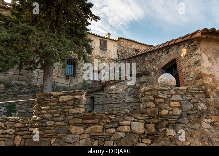 Alte Stein gebaute Häuser in Castelnou, Pyrénées-Orientales, Languedoc-Roussillon, Frankreich Stockfoto