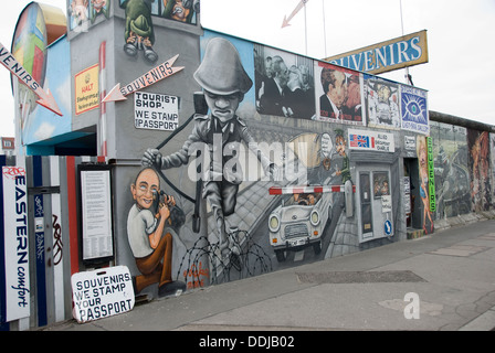 Graffiti an der East Side Gallery, ehemalige deutsche Mauer, Berlin, Deutschland, Europa Stockfoto