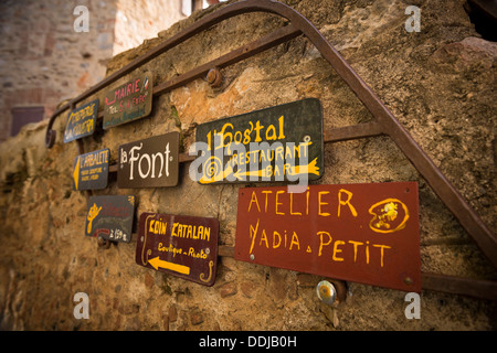 Verschiedene Unternehmen unterzeichnet in Castelnou, Pyrénées-Orientales, Languedoc-Roussillon, Frankreich Stockfoto