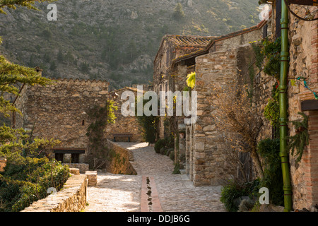 Alte Stein gebaute Häuser in Castelnou, Pyrénées-Orientales, Languedoc-Roussillon, Frankreich Stockfoto