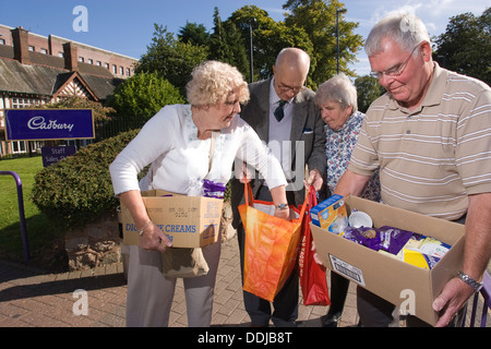 Ehemalige Mitarbeiter sammeln von Schokolade in der Cadbury Schokolade Fabrik in Bournville Dorf, England, Vereinigtes Königreich Stockfoto