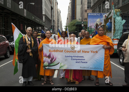 2013, New York City: indische Amerikaner kommen zum Feiern bei der Indien Independence Day Parade entlang der Madison Ave. Stockfoto