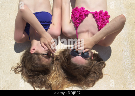 Zwei Mädchen im Teenageralter Geheimnisse Flüstern. Stockfoto