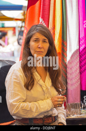 Flohmarkt in Gloucester Green, zentrale Oxford - Stall Inhaber 2 Stockfoto