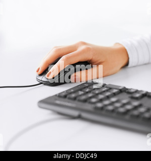 Frau Hände mit Tastatur und Maus Stockfoto