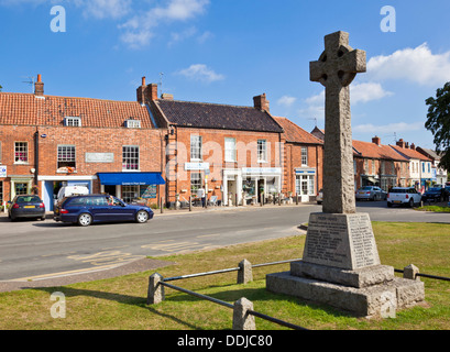 Markt Kreuz Kriegerdenkmal auf dem Dorfanger Dorf Zentrum Center Burnham Market North Norfolk England UK GB EU Europe Stockfoto