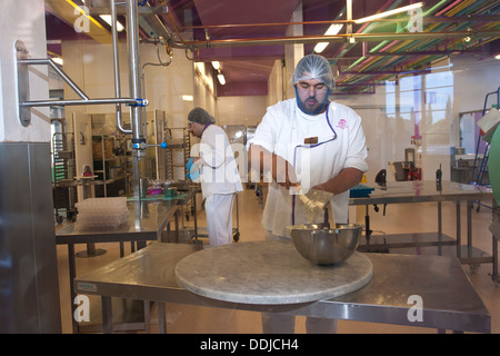 Arbeitnehmer bei Cadbury World auf dem Gelände der Cadbury Schokolade Fabrik gegründet von George Cadbury in 1879, England, Vereinigtes Königreich Stockfoto