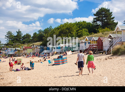 Beschäftigt Strand und Strand Hütten am Brunnen neben der North Norfolk-Küste England UK GB EU Europa Stockfoto
