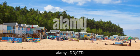 Beschäftigt Strand und Strand Hütten am Brunnen neben der North Norfolk-Küste England UK GB EU Europa Stockfoto