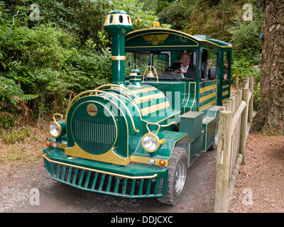 Touristischer Zug/tour Züge in Gründen der Portmeirion Italianate Village, entworfen von Clough Williams-Ellis, im Norden von Wales. Stockfoto