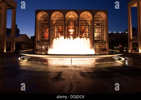 REVSON FOUNTAIN (©JOHNSON 1964 / DSR 2009) METROPOLITAN OPERA HOUSE (©WALLACE HARRISON 1966) MAIN PLAZA LINCOLN CENTER MANHATTAN NEW YORK CITY Stockfoto