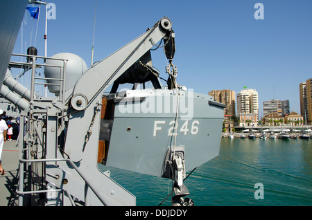 Rettungsboot auf türkische Marinebehälter Reis Salih im Hafen von Malaga, Spanien. Stockfoto