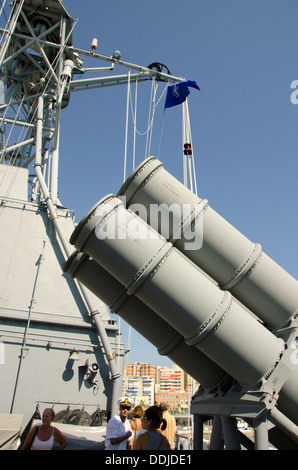 Kanister-Trägerraketen für den Start von Torpedos an Bord eines türkischen Fregatte im Hafen von Malaga, Spanien. Stockfoto