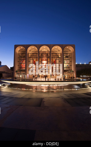 REVSON BRUNNEN (DSR 2009 ©) METROPOLITAN OPERA HOUSE (©WALLACE HARRISON 1966) MAIN PLAZA LINCOLN CENTER MANHATTAN NEW YORK CITY USA Stockfoto