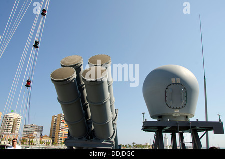 Kanister-Trägerraketen für den Start von Torpedos an Bord eines türkischen Fregatte im Hafen von Malaga, Spanien. Stockfoto