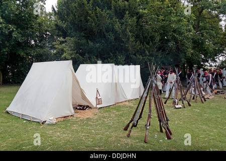 Gewehr-Stacks in einer französischen Re-Enactment Gruppe Zelt-Camp in der Nähe der Butte du Lion auf dem Schlachtfeld von Waterloo, Belgien. Stockfoto