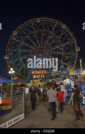 Abend im Vergnügungspark mit dem Wonder Wheel im Hintergrund. Coney Island, Brooklyn, NY Stockfoto