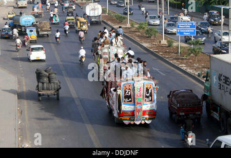 Karachi, Pakistan. 03rd September 2013. Passagiere, die auf eine überladene Bus möglichst kurzer des öffentlichen Verkehrs werden aufgrund der Schließung des CNG-Stationen in Karachi auf Dienstag, 3. September 2013 beobachtet. Bildnachweis: Asianet-Pakistan/Alamy Live-Nachrichten Stockfoto