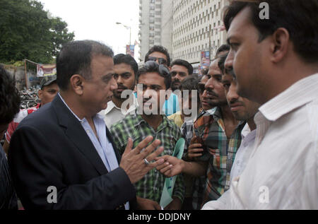 Karachi, Pakistan. 03rd September 2013. Muttahida Qaumi Bewegung Führer spricht Babar Ghauri mit Demonstranten protestierten gegen die Rekrutierung nicht Verdienst in Polizei-Abteilung auf den Rang von Constable in Karachi Presseclub auf Dienstag, 3. September 2013. Bildnachweis: Asianet-Pakistan/Alamy Live-Nachrichten Stockfoto