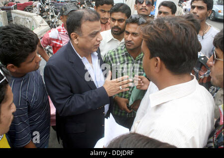 Karachi, Pakistan. 03rd September 2013. Muttahida Qaumi Bewegung Führer spricht Babar Ghauri mit Demonstranten protestierten gegen die Rekrutierung nicht Verdienst in Polizei-Abteilung auf den Rang von Constable in Karachi Presseclub auf Dienstag, 3. September 2013. Bildnachweis: Asianet-Pakistan/Alamy Live-Nachrichten Stockfoto