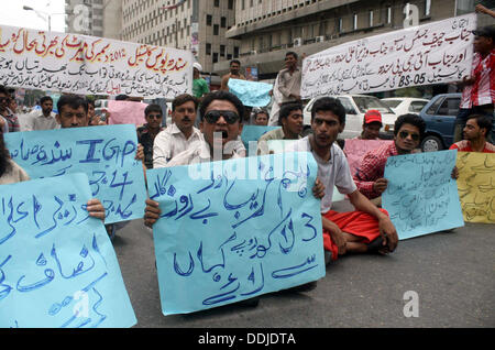 Karachi, Pakistan. 03rd September 2013. Kandidaten, die für Constable Rang in Sindh Polizei auf Verdienst qualifiziert protestieren gegen nicht Verdienst Rekrutierung in Polizei-Abteilung auf den Rang von Constable in Karachi Presseclub auf Dienstag, 3. September 2013. Bildnachweis: Asianet-Pakistan/Alamy Live-Nachrichten Stockfoto