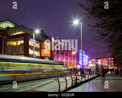 LUAS, Weihnachts-Einkäufer in Dublin Irland, Nachtzeit am St. Stephens Green und Grafton Street Stockfoto