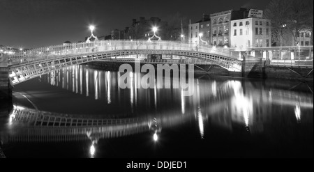 Die Ha'penny Brücke Dublin Irland in der Nacht in schwarz und weiß mit Reflexionen Stockfoto