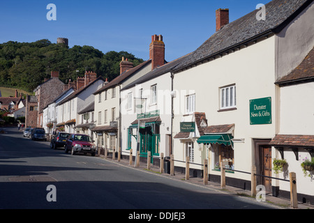 High Street in Dunster, Somerset, Großbritannien an einem sonnigen Sommertag Stockfoto