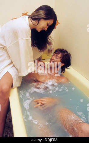 BEE GEES Barry Gibb in seiner Wohnung Eaton Square, London, Juni 1968 mit Freundin (spätere Frau) Linda Gray. Foto Tony Gale Stockfoto