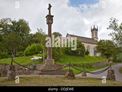 Kriegerdenkmal und Johannes der Apostel-Kirche, Sheepscombe, Gloucestershire, England Stockfoto