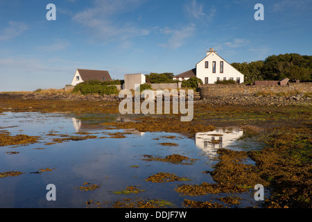 Hütten im Wasser in der Nähe von St Margarets Hope, Orkney Scotland UK spiegeln Stockfoto