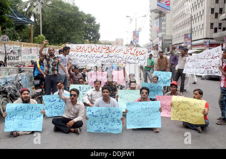 Karachi, Pakistan. 03rd September 2013. Kandidaten, die für Constable Rang in Sindh Polizei auf Verdienst qualifiziert protestieren gegen nicht Verdienst Rekrutierung in Polizei-Abteilung auf den Rang von Constable in Karachi Presseclub auf Dienstag, 3. September 2013. Bildnachweis: Asianet-Pakistan/Alamy Live-Nachrichten Stockfoto