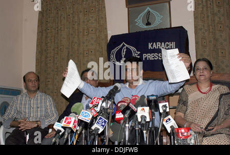 Karachi, Pakistan. 03rd September 2013. Vorstandsmitglied MQM Rabita, Khalid Maqbool Siddiqui Adressen Medien Personen zu zeigen, der Einladung zu Muttahida Qaumi Bewegung (MQM) zu der Sondersitzung des Bundeskabinetts im Rahmen einer Pressekonferenz in Karachi zurückgenommene Presseclub auf Dienstag, 3. September 2013. Khalid Maqbool Siddiqui, sagte, dass die Einladung an Dr. Farooq Sattar durch ein Abschnitt-Offizier zurückgezogen hatte. Siddiqui fügte hinzu, dass die Landesregierung es versäumt, die Aufrechterhaltung von Recht und Ordnung in der Stadt. Die Hoffnungen der Menschen in Karachi wurden trampeln Stockfoto