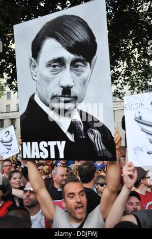 Whitehall, London, UK. 3. September 2013. Ein Demonstrant hält ein Plakat von Vladimir Putin als Hitler in A Day of Action "Liebe Russland, hasse Homophobie" protest gegen die Anti-Homosexuell-Gesetze in Russland gegenüber Downing Street. Bildnachweis: Matthew Chattle/Alamy Live-Nachrichten Stockfoto