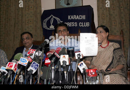 Karachi, Pakistan. 03rd September 2013. Vorstandsmitglied MQM Rabita, Khalid Maqbool Siddiqui Adressen Medien Personen zu zeigen, der Einladung zu Muttahida Qaumi Bewegung (MQM) zu der Sondersitzung des Bundeskabinetts im Rahmen einer Pressekonferenz in Karachi zurückgenommene Presseclub auf Dienstag, 3. September 2013. Khalid Maqbool Siddiqui, sagte, dass die Einladung an Dr. Farooq Sattar durch ein Abschnitt-Offizier zurückgezogen hatte. Siddiqui fügte hinzu, dass die Landesregierung es versäumt, die Aufrechterhaltung von Recht und Ordnung in der Stadt. Die Hoffnungen der Menschen in Karachi wurden trampeln Stockfoto